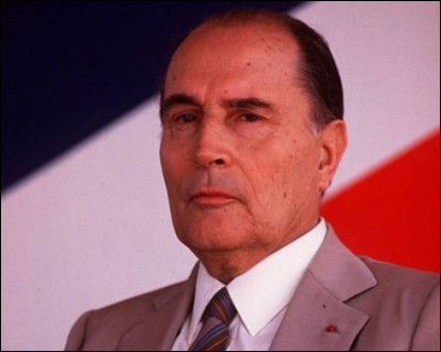 Qui était président aux USA lorsque François Mitterrand était président en 1990 ?