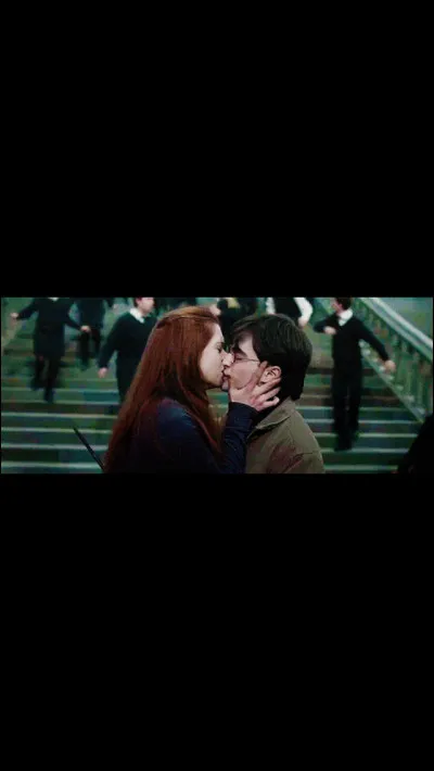 Quest-ce que Harry dit à Ginny quand ils se croisent dans les escaliers, lors de la bataille de Poudlard ?