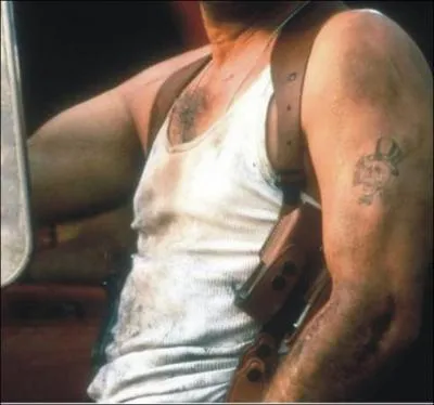 A qui appartient ce bras tatou ?