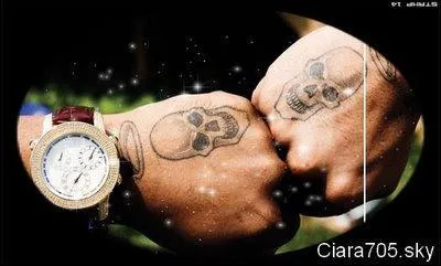 A qui appartiennent ces mains tatoues ?