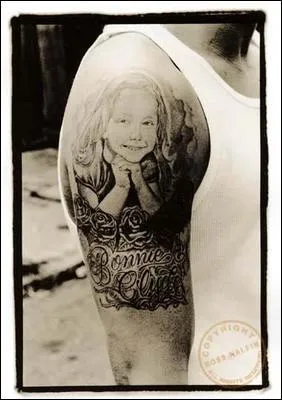 A qui appartient ce bras tatou ?