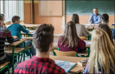 Tu es en cours avec elle en classe, elle :