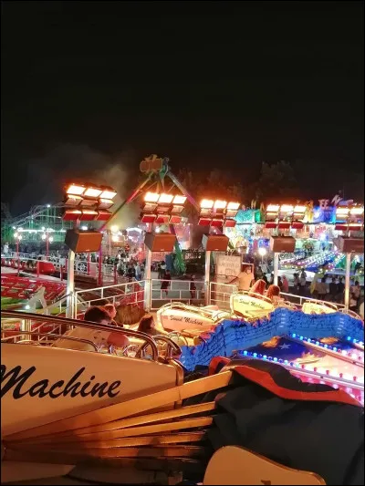 Est-ce qu'elle essaye de te capter en dehors des cours ? (Te voir, sorties ensemble, etc)