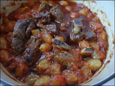 Quel est ce plat à base d'aubergines, d'oignons, de tomates, d'olives et de câpres ?