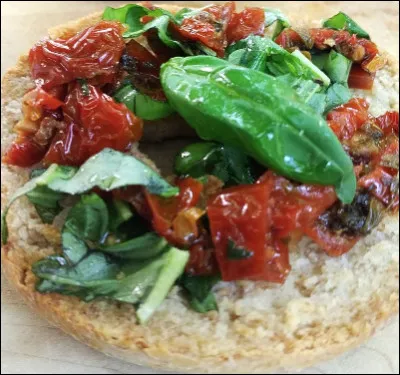 Quelle est cette préparation à base de pain rassis ou grillé, de tomates séchées, de jambon cru, de fromage, de poivrons, d'olives et d'épices ?