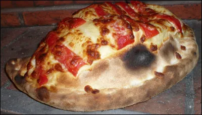 Quelle est cette recette des Pouilles à base de pizza pliée en deux et farcie de tomates, de jambon et mozzarella ?