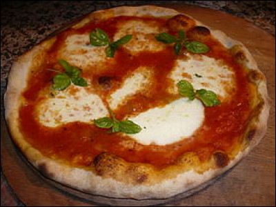 Quel est le nom de cette pizza napolitaine à base de tomates, de basilic frais, de mozzarella, et d'huile d'olive ?