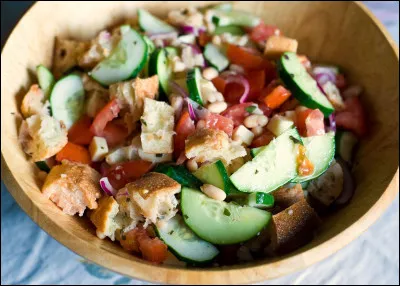 Quel est ce plat, une salade florentine composée de pain, de tomates de salade, de concombre, d'oignon, de basilic et d'huile d'olive ?