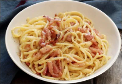 Quelle est cette recette à base de pâtes alimentaires, d'ufs, de pecorino romano et de lardons ?