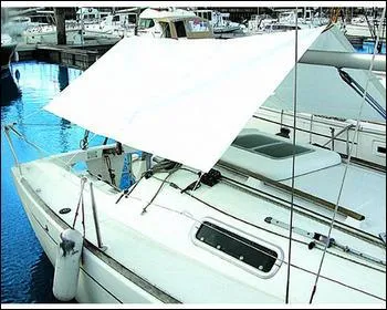 Pour se protger du soleil, au mouillage, on met