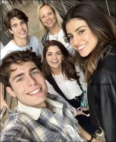 Quelle est la première chanson de groupe ?