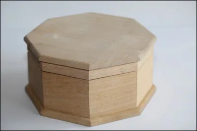 L'expression ''bois de Spa'' est couramment employée par les antiquaires, par les collectionneurs d'uvres d'art, par les personnes initiées, pour désigner les objets en bois (boîtes, coffrets, étuis...). Dans quel pays la ville de Spa est-elle située ?