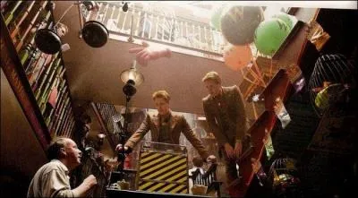 Avant de possder leur propre entreprise, dans quel magasin de farces et attrapes Fred et Georges allaient-ils ?