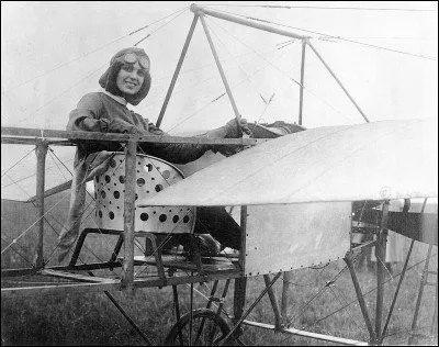 Après avoir été, en 1911, la première femme pilote brevetée aux États-Unis, elle est, le 16 avril 1912, la première femme à traverser la Manche. Elle meurt dans l'accident du Blériot XI qu'elle pilote le 1er juillet 1912 au meeting annuel de l'aviation de Boston.