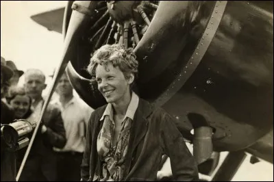 En traversant l'Atlantique en 13 h 30 sur un Lockheed Vega le 20 mai 1932, elle est la première femme à renouveler l'exploit de Lindbergh. Après avoir réussi la première liaison aérienne entre Hawaii et la Californie en janvier 1935, elle entreprend un tour du monde et disparait le 2 juillet 1937.