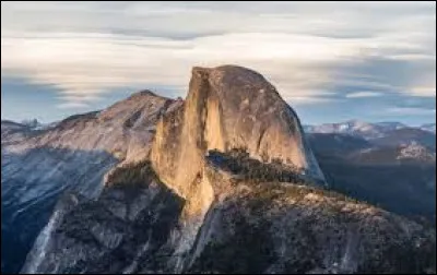 Le Half Dome est un dôme granitique que l'on peut voir :