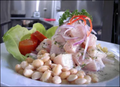 Quel est ce mets péruvien à base de poisson cru, de crustacés de tomates, d'oignons, de coriandre et de patates douces ?