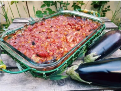 Quel est ce mets libanais, à base d'aubergines, de pois chiches cuits, de tomates, d'oignons, d'ail, d'épices et d'huile d'olive ?