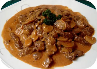Quel est ce mets russe, un ragoût de boeuf mariné, sauté et braisé avec une sauce à la crème et au paprika ?