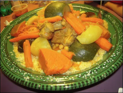 Quel est ce mets marocain à base de semoule de blé dur, de légumes, de viande, de tomates, d'oignons, d'épices et d'huile d'olive ?