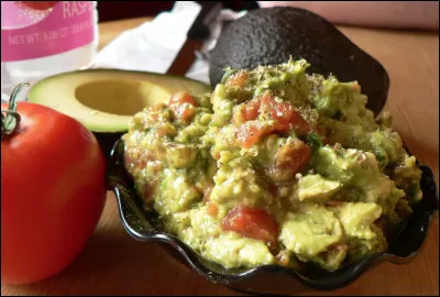 Quel est ce mets mexicain à base d'avocat, de piment, de coriandre, de tomates, de citron, d'oignons et d'épices ?
