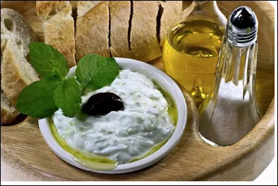 Quel est ce mets grec à base de lait de chèvre ou de brebis, de concombre, d'ail et de feuilles de menthe ?