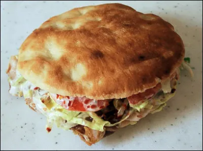 Quel est ce mets turc, un sandwich composé de pain, de fines tranches de viande grillée à la broche et de crudités ?