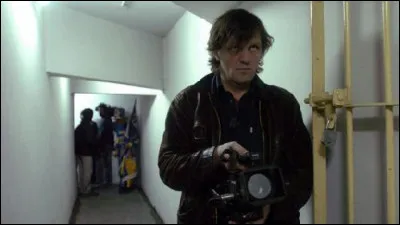 La photographie indique comme cinéaste...