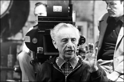 La photographie indique comme nom de metteur en scène...