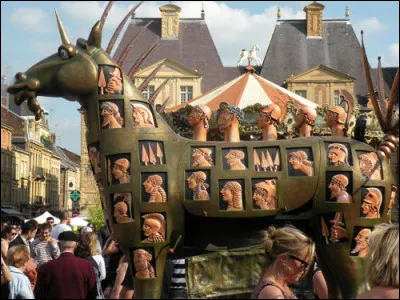 Dans quelle ville du Grand Est, le Festival mondial des théâtres de marionnettes se tient-il tous les deux ans ?
