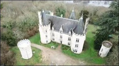 Dans quel département de la région Nouvelle-Aquitaine se situe le château de Fougeret réputé pour être hanté ?