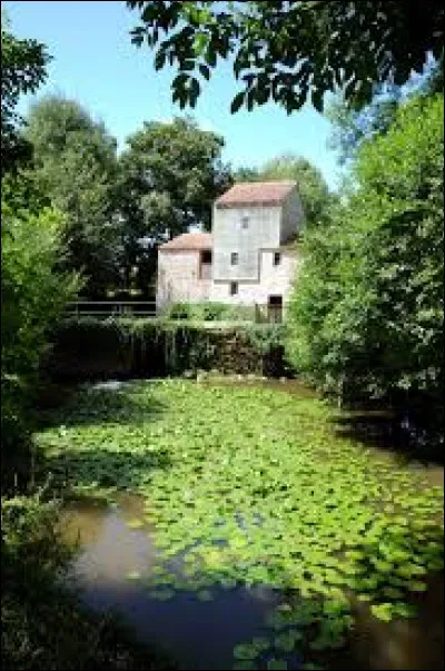 Nous partons dans les Pays-de-la-Loire à la découverte du moulin de Rambourg, à Nesmy. Ville de l'agglomération de La Roche-sur-Yon, elle se situe dans le département ...