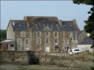 Voici le moulin du Cosquer, à Troguéry. Commune bretonne, dans l'arrondissement de Lannion, elle se situe dans le département ...