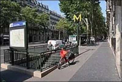 Inaugurée le 7 octobre 1902, ''Courcelles'' tire son nom de son implantation du croisement de la rue de Courcelles d'une part et du Boulevard de Courcelles de l'autre. Mais qu'était Courcelles avant ?