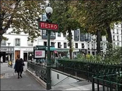 Station de la ligne 8, ouverte le 27 juillet 1937, ''Commerce'' doit son nom à son implantation sous la rue du même nom. Cette artère constituait la principale rue commerçante qui menait au village Grenelle ou Beau-Grenelle créé en 1830. En quelle année fut-elle annexée à Paris ?