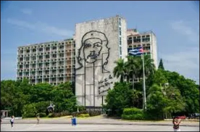 Plaza de la Revolución se situe :
