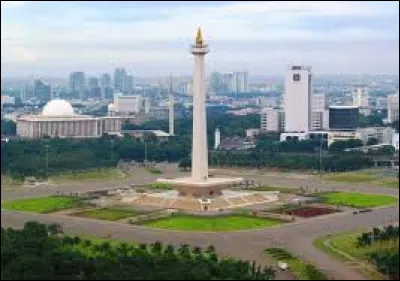 La place Merdeka se situe à Jakarta, en :