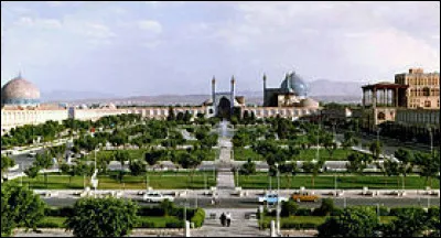 La place Naghch-e Djahan se situe :