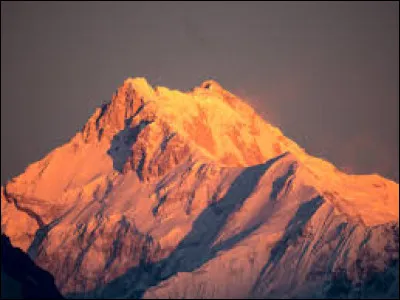 De quel pays Kangchenjunga est-il le point culminant ?