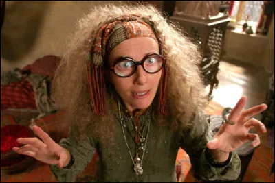 Quenseigne la professeure Trelawney ?