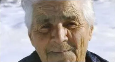 Qu'est-ce qui est aux herbes sauvages, d'après le titre du livre autobiographique d'Émilie Carles ?