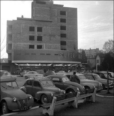 Le nom de "Carrefour" a été donné en 1959 au 1er magasin libre-service qui se trouvait à l'intersection de deux avenues. 
Mais dans quelle ville ?