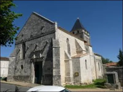 Vous avez sur cette image l'église Saint-André de Clion. Commune Charentaise-Maritime, elle se trouve en région ...