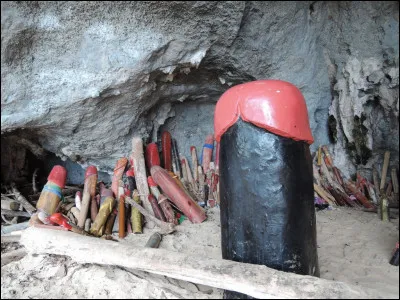 Selon la légende, déposer une statue en forme de phallus dans cette grotte permettrait à lesprit dune princesse indienne échouée de veiller sur les marins des environs. Où cela se trouve-t-il ?