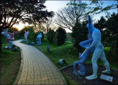 Ce parc de sculptures olé-olé a été crée en 2004 par un groupe de diplômés décoles dart sur lîle de Jeju. C'est-à-dire, en / au ...