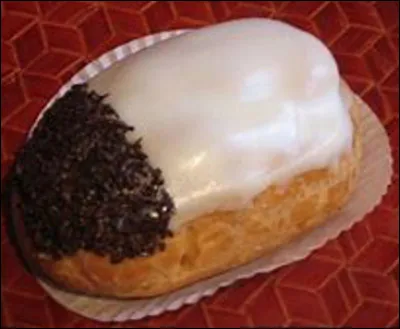 Quelle est cette pâtisserie oblongue en pâte à choux, garnie de crème pâtissière et décorée d'un glaçage coloré ?