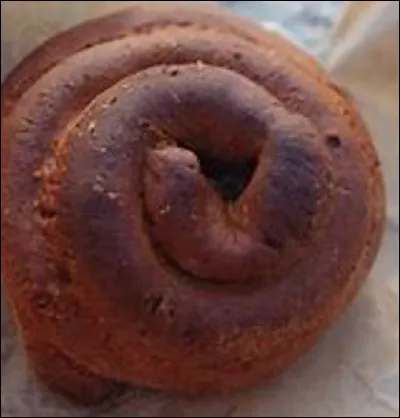 Quelle est cette pâtisserie sucrée en forme d'étron au goût de pain d'épices, une spécialité de Marie-Galante ?