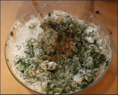 Quelle est cette spécialité niçoise à base de farine, de blettes, de pommes de terre, d'épices et d'huile d'olive ?