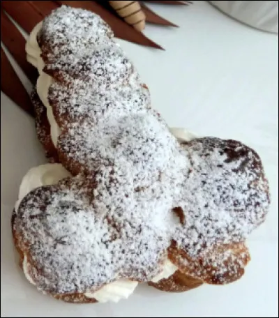 Quel est ce gâteau à base de farine, de sucre, de beurre, d'oeuf, de crème liquide, le tout saupoudré de sucre glace, spécialité de Barbezieux ?