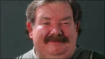 Que fait l'oncle Vernon pour empêcher Harry de retourner à Poudlard, après la bêtise de Dobby ?